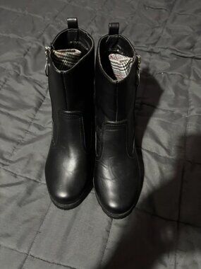Heel boots size 9
